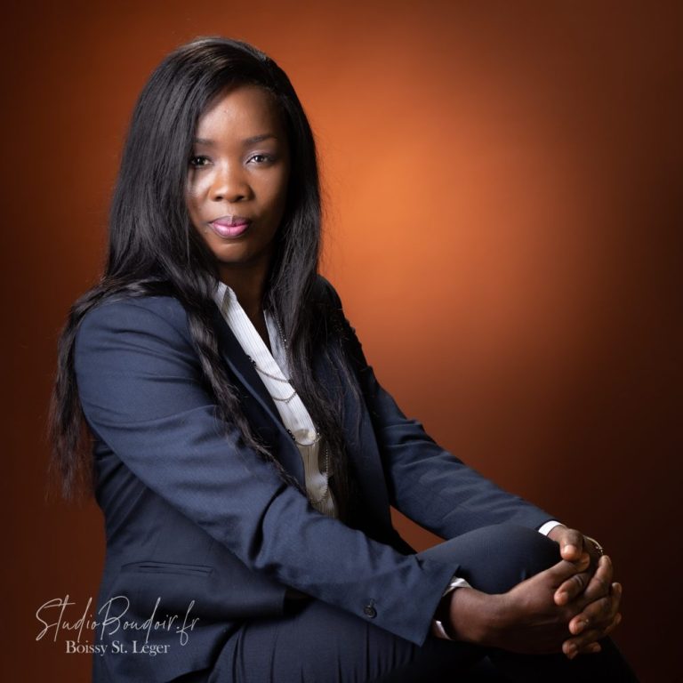 Portrait professionnel d'une personne confiante Portrait professionnel d'une personne confiante, style corporate, sourire engageant, idéal pour CV