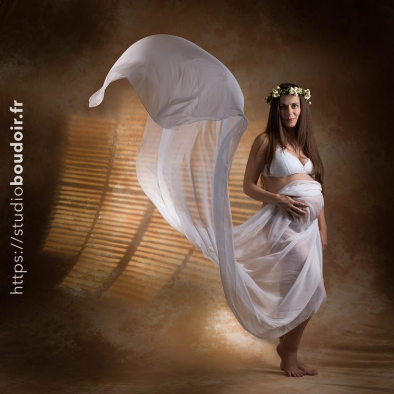 Portrait artistique de femme enceinte avec un voile Portrait artistique de femme enceinte avec un voile, création graphique et éléments décoratifs stylisés