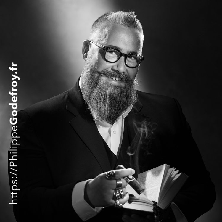 Photo noir et blanc dans un style anglais, année 50 Photo noir et blanc style anglais années 50, ambiance rétro, mode vintage et décor classique britannique