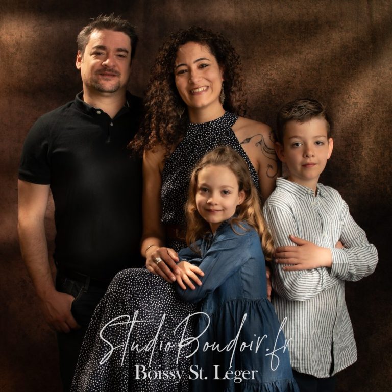 Portrait de famille souriante Portrait de famille dans le 94, parents et enfants heureux posant ensemble, ambiance chaleureuse et conviviale