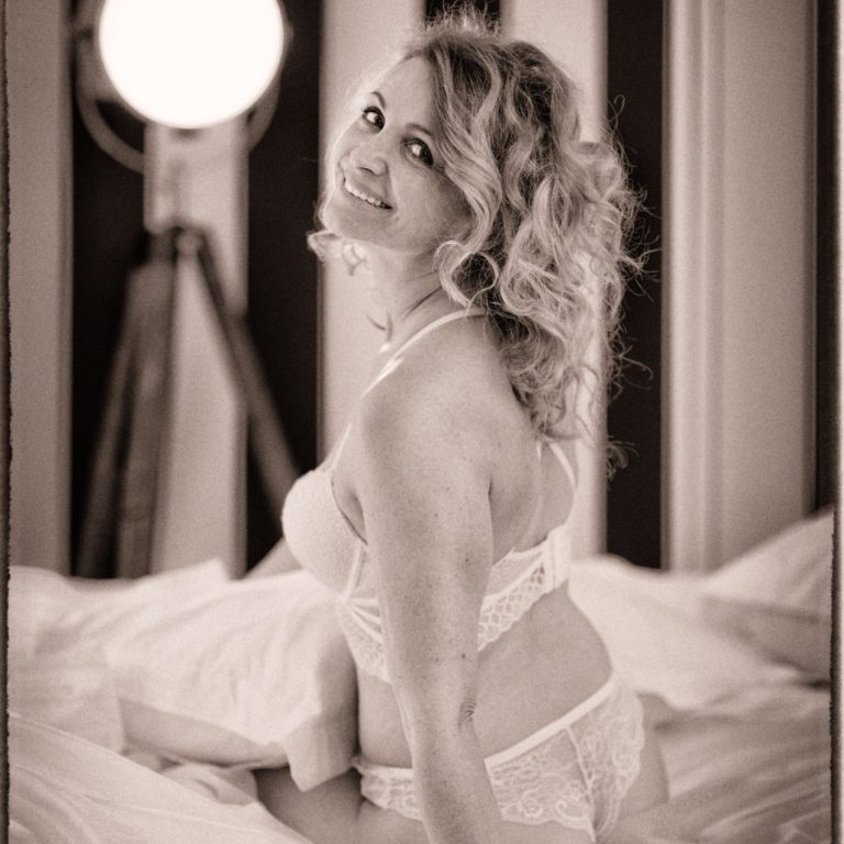 Shooting sexy en noir et blanc Portrait sensuel en noir et blanc, shooting photo glamour, pose élégante et artistique